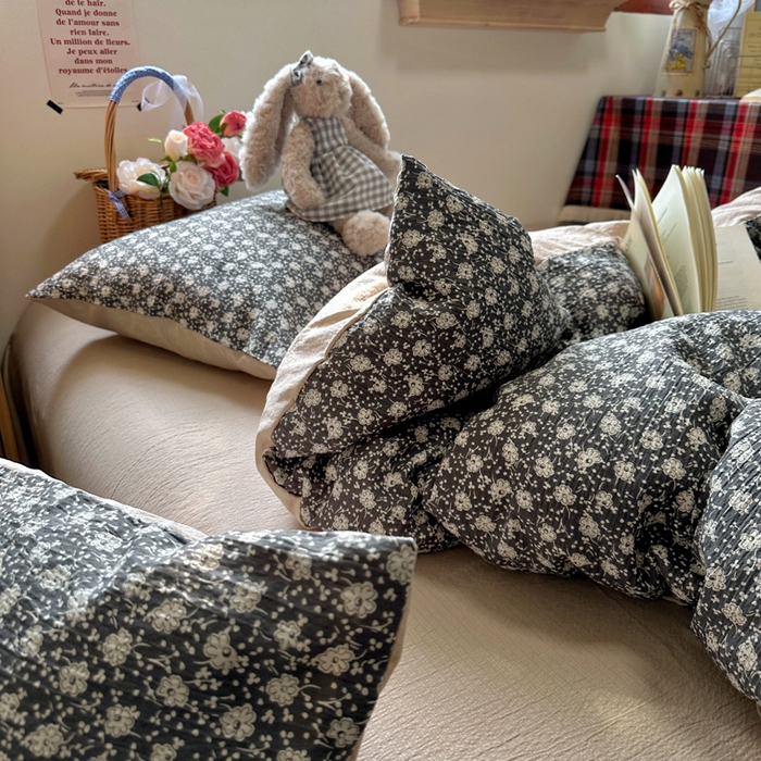 91家纺网 家纺一手货源 找家纺 阿曼达 2026新款日韩系复古印花小碎花软糯贴肤慵懒伴眠超治愈的床单床笠款四件套 小印-朝花辞.灰