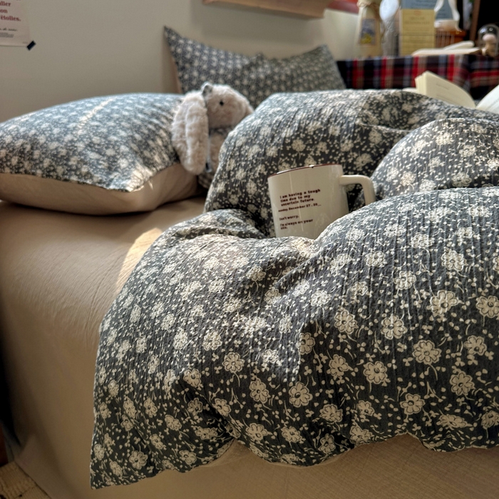 91家纺网 家纺一手货源 找家纺 阿曼达 2026新款日韩系复古印花小碎花软糯贴肤慵懒伴眠超治愈的床单床笠款四件套 小印-朝花辞.灰