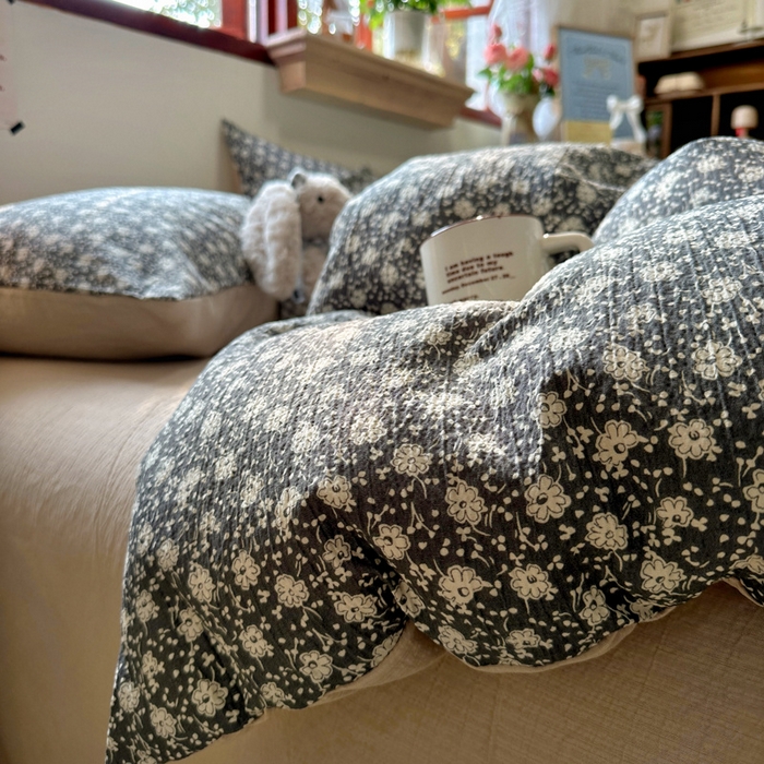 91家纺网 家纺一手货源 找家纺 阿曼达 2026新款日韩系复古印花小碎花软糯贴肤慵懒伴眠超治愈的床单床笠款四件套 小印-朝花辞.灰