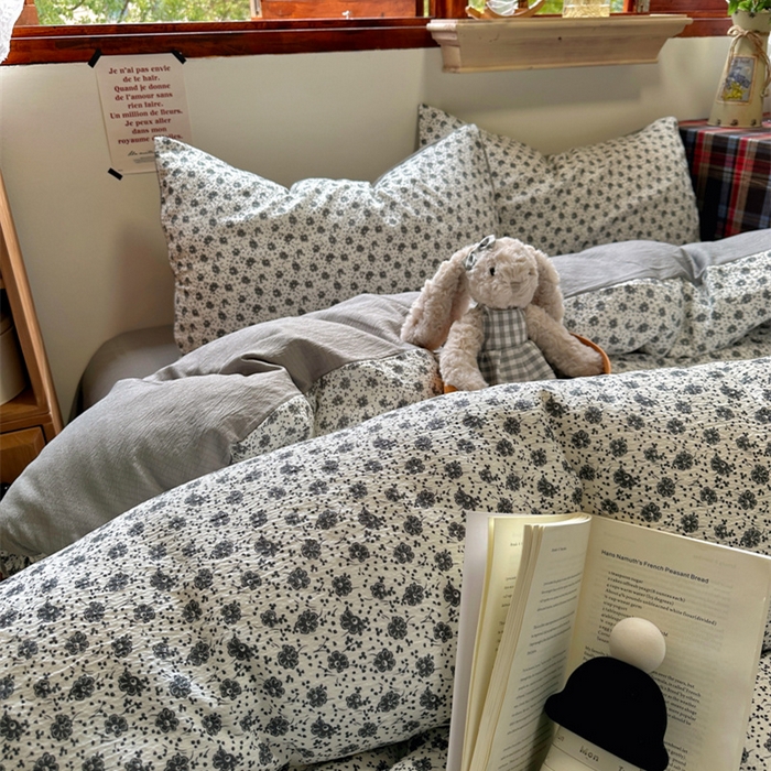 91家纺网 家纺一手货源 找家纺 阿曼达 2026新款日韩系复古印花小碎花软糯贴肤慵懒伴眠超治愈的床单床笠款四件套 小印-朝花辞.米灰