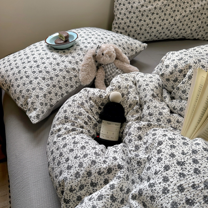 91家纺网 家纺一手货源 找家纺 阿曼达 2026新款日韩系复古印花小碎花软糯贴肤慵懒伴眠超治愈的床单床笠款四件套 小印-朝花辞.米灰