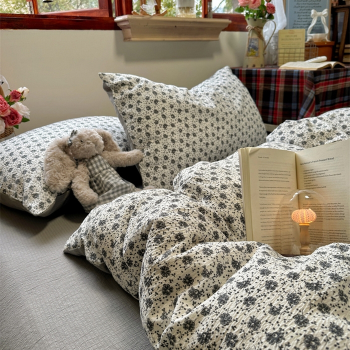 91家纺网 家纺一手货源 找家纺 阿曼达 2026新款日韩系复古印花小碎花软糯贴肤慵懒伴眠超治愈的床单床笠款四件套 小印-朝花辞.米灰