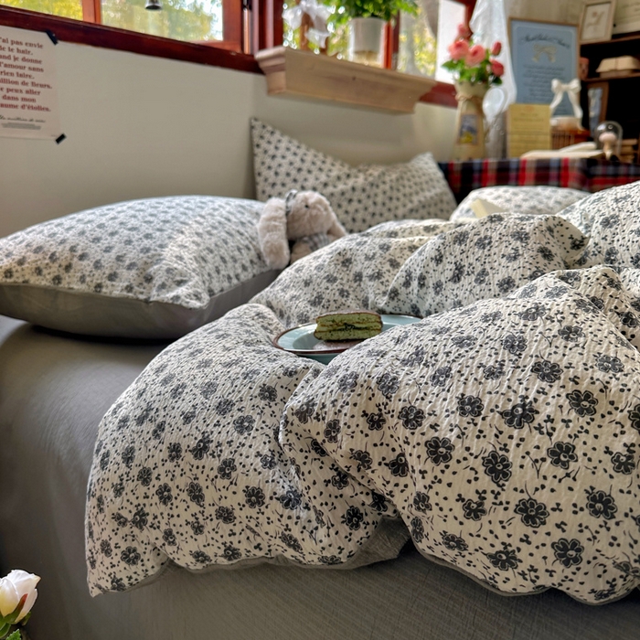 91家纺网 家纺一手货源 找家纺 阿曼达 2026新款日韩系复古印花小碎花软糯贴肤慵懒伴眠超治愈的床单床笠款四件套 小印-朝花辞.米灰