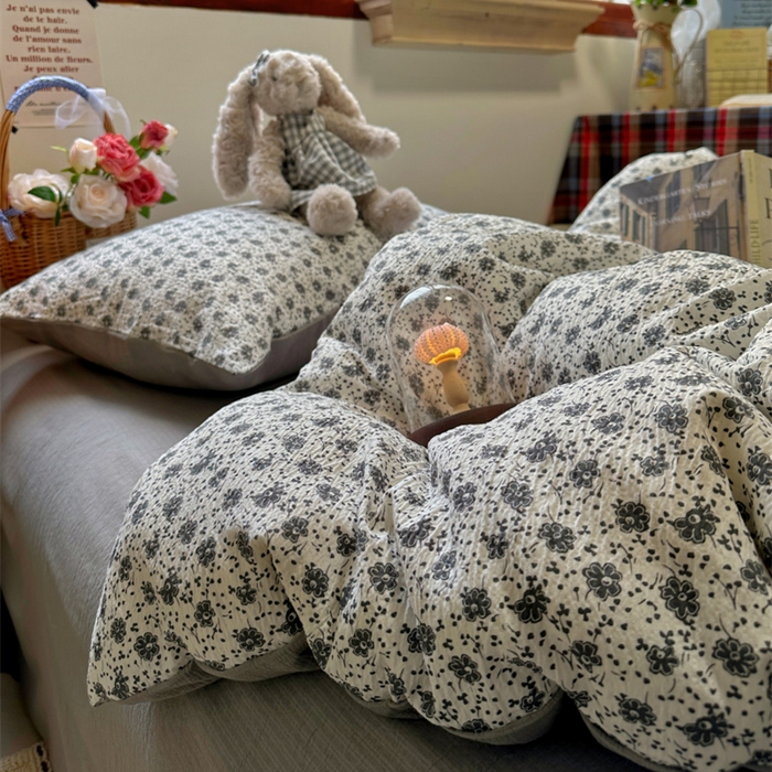 91家纺网 家纺一手货源 找家纺 阿曼达 2026新款日韩系复古印花小碎花软糯贴肤慵懒伴眠超治愈的床单床笠款四件套 小印-朝花辞.米灰