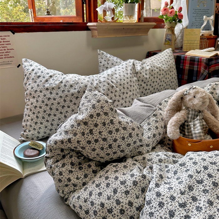 91家纺网 家纺一手货源 找家纺 阿曼达 2026新款日韩系复古印花小碎花软糯贴肤慵懒伴眠超治愈的床单床笠款四件套 小印-朝花辞.米灰