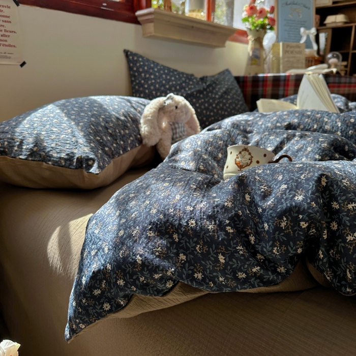 91家纺网 家纺一手货源 找家纺 阿曼达 2026新款日韩系复古印花小碎花软糯贴肤慵懒伴眠超治愈的床单床笠款四件套 小印-浆果藤.蓝