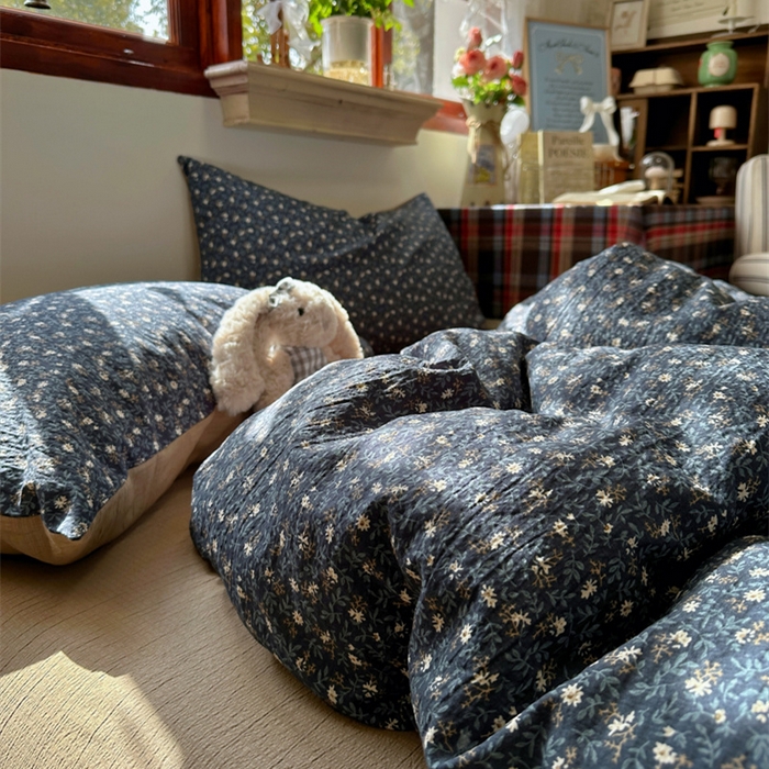 91家纺网 家纺一手货源 找家纺 阿曼达 2026新款日韩系复古印花小碎花软糯贴肤慵懒伴眠超治愈的床单床笠款四件套 小印-浆果藤.蓝