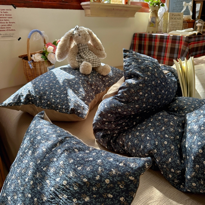 91家纺网 家纺一手货源 找家纺 阿曼达 2026新款日韩系复古印花小碎花软糯贴肤慵懒伴眠超治愈的床单床笠款四件套 小印-浆果藤.蓝