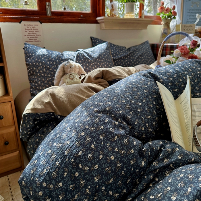 91家纺网 家纺一手货源 找家纺 阿曼达 2026新款日韩系复古印花小碎花软糯贴肤慵懒伴眠超治愈的床单床笠款四件套 小印-浆果藤.蓝