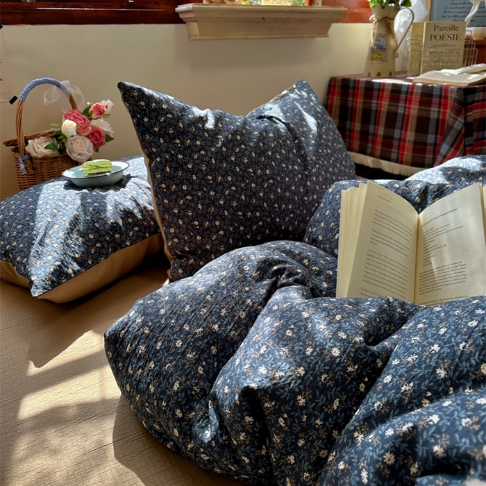 91家纺网 家纺一手货源 找家纺 阿曼达 2026新款日韩系复古印花小碎花软糯贴肤慵懒伴眠超治愈的床单床笠款四件套 小印-浆果藤.蓝