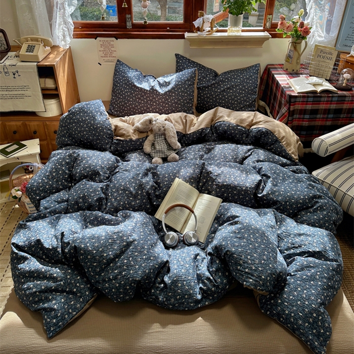 91家纺网 家纺一手货源 找家纺 阿曼达 2026新款日韩系复古印花小碎花软糯贴肤慵懒伴眠超治愈的床单床笠款四件套 小印-浆果藤.蓝