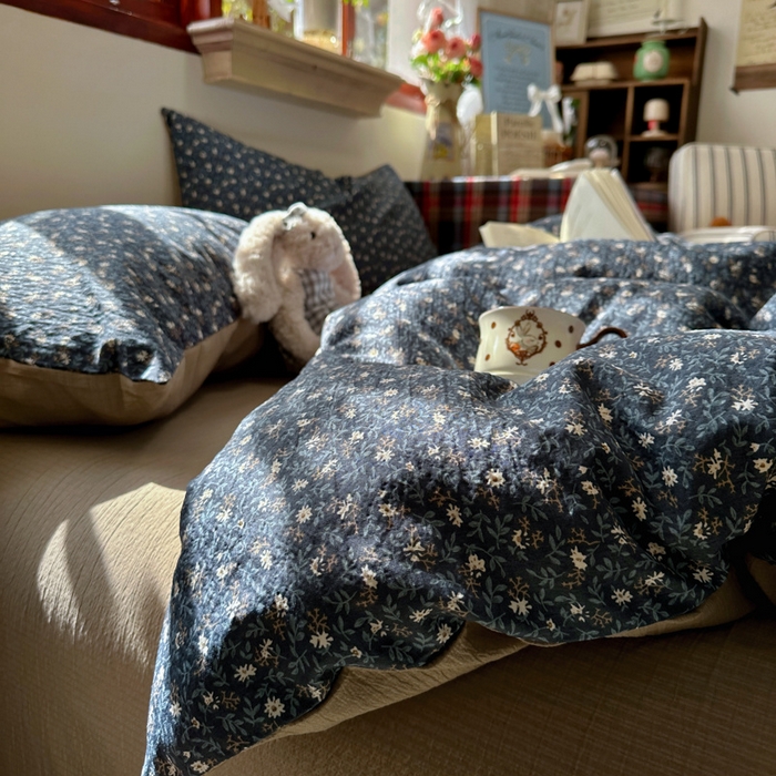 91家纺网 家纺一手货源 找家纺 阿曼达 2026新款日韩系复古印花小碎花软糯贴肤慵懒伴眠超治愈的床单床笠款四件套 小印-浆果藤.蓝