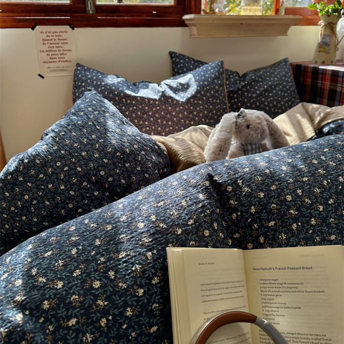 91家纺网 家纺一手货源 找家纺 阿曼达 2026新款日韩系复古印花小碎花软糯贴肤慵懒伴眠超治愈的床单床笠款四件套 小印-浆果藤.蓝