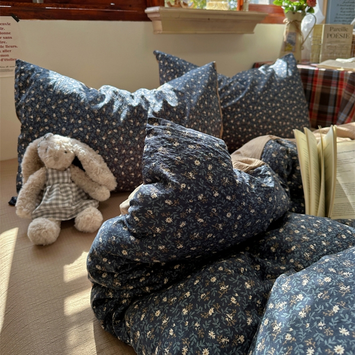 91家纺网 家纺一手货源 找家纺 阿曼达 2026新款日韩系复古印花小碎花软糯贴肤慵懒伴眠超治愈的床单床笠款四件套 小印-浆果藤.蓝