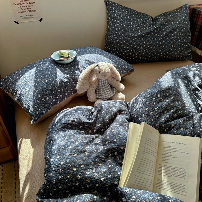 91家纺网 家纺一手货源 找家纺 阿曼达 2026新款日韩系复古印花小碎花软糯贴肤慵懒伴眠超治愈的床单床笠款四件套 小印-浆果藤.蓝