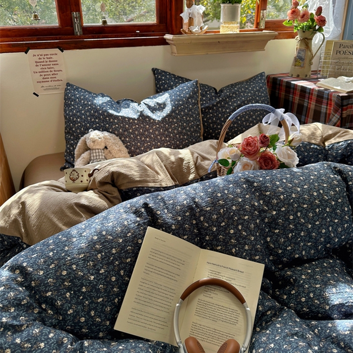 91家纺网 家纺一手货源 找家纺 阿曼达 2026新款日韩系复古印花小碎花软糯贴肤慵懒伴眠超治愈的床单床笠款四件套 小印-浆果藤.蓝