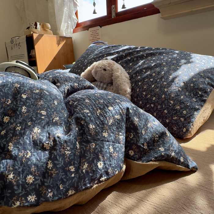 91家纺网 家纺一手货源 找家纺 阿曼达 2026新款日韩系复古印花小碎花软糯贴肤慵懒伴眠超治愈的床单床笠款四件套 小印-浆果藤.蓝