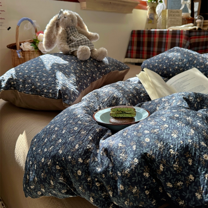 91家纺网 家纺一手货源 找家纺 阿曼达 2026新款日韩系复古印花小碎花软糯贴肤慵懒伴眠超治愈的床单床笠款四件套 小印-浆果藤.蓝
