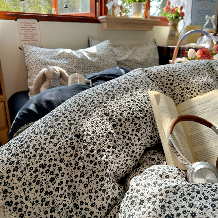 91家纺网 家纺一手货源 找家纺 阿曼达 2026新款日韩系复古印花小碎花软糯贴肤慵懒伴眠超治愈的床单床笠款四件套 小印-旧梦花.白蓝