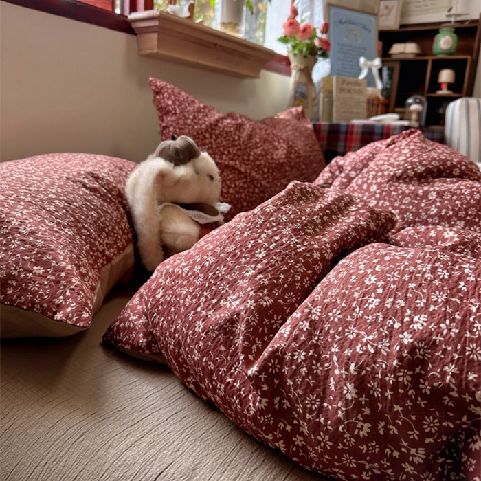 91家纺网 家纺一手货源 找家纺 阿曼达 2026新款日韩系复古印花小碎花软糯贴肤慵懒伴眠超治愈的床单床笠款四件套 小印-林间序.红