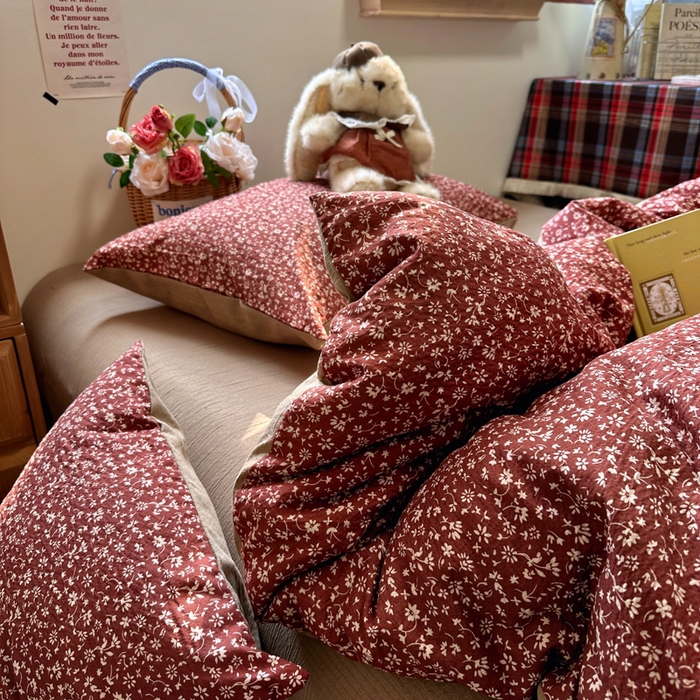 91家纺网 家纺一手货源 找家纺 阿曼达 2026新款日韩系复古印花小碎花软糯贴肤慵懒伴眠超治愈的床单床笠款四件套 小印-林间序.红