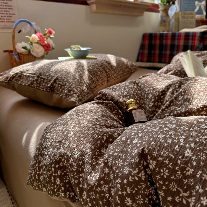 91家纺网 家纺一手货源 找家纺 阿曼达 2026新款日韩系复古印花小碎花软糯贴肤慵懒伴眠超治愈的床单床笠款四件套 小印-林间序.咖