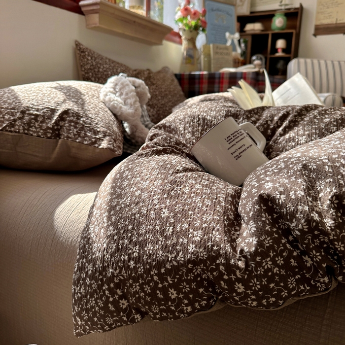 91家纺网 家纺一手货源 找家纺 阿曼达 2026新款日韩系复古印花小碎花软糯贴肤慵懒伴眠超治愈的床单床笠款四件套 小印-林间序.咖