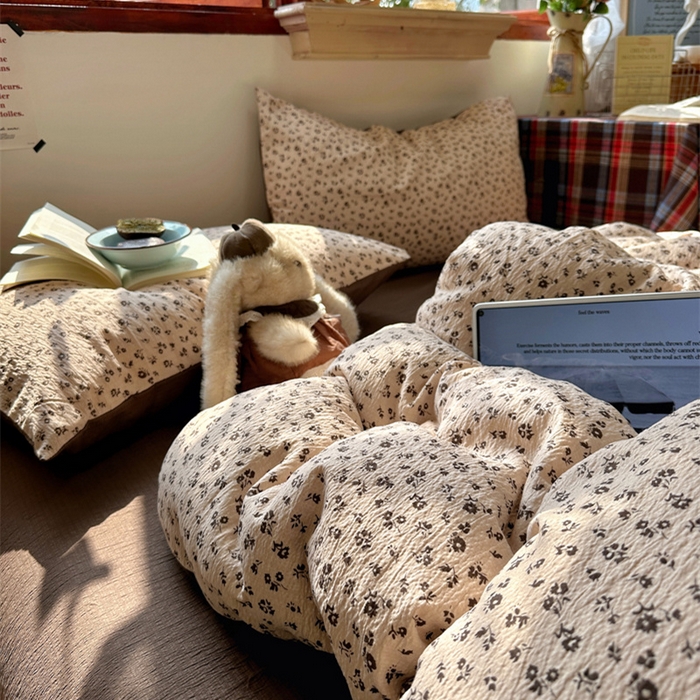 91家纺网 家纺一手货源 找家纺 阿曼达 2026新款日韩系复古印花小碎花软糯贴肤慵懒伴眠超治愈的床单床笠款四件套 小印-木绵笺.驼