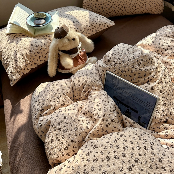 91家纺网 家纺一手货源 找家纺 阿曼达 2026新款日韩系复古印花小碎花软糯贴肤慵懒伴眠超治愈的床单床笠款四件套 小印-木绵笺.驼