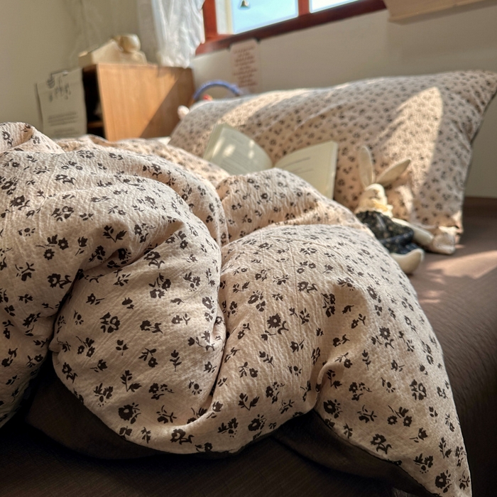 91家纺网 家纺一手货源 找家纺 阿曼达 2026新款日韩系复古印花小碎花软糯贴肤慵懒伴眠超治愈的床单床笠款四件套 小印-木绵笺.驼