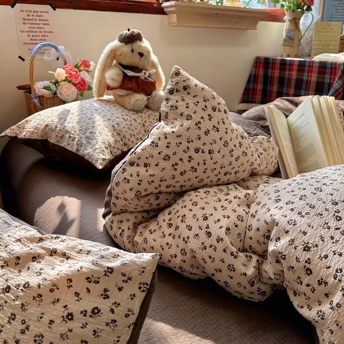 91家纺网 家纺一手货源 找家纺 阿曼达 2026新款日韩系复古印花小碎花软糯贴肤慵懒伴眠超治愈的床单床笠款四件套 小印-木绵笺.驼