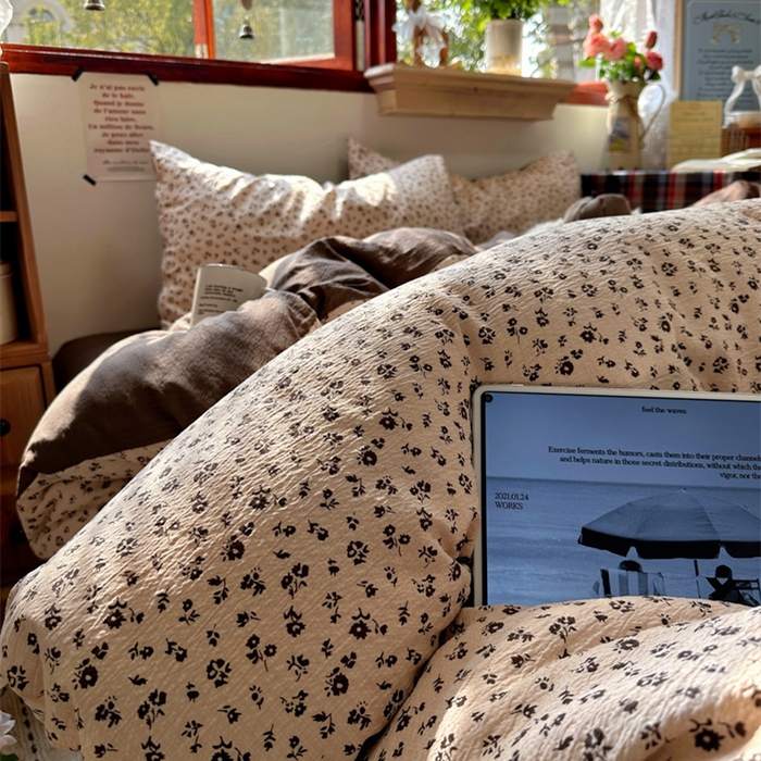 91家纺网 家纺一手货源 找家纺 阿曼达 2026新款日韩系复古印花小碎花软糯贴肤慵懒伴眠超治愈的床单床笠款四件套 小印-木绵笺.驼