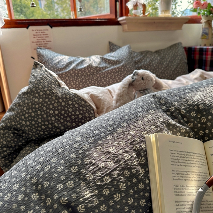 91家纺网 家纺一手货源 找家纺 阿曼达 2026新款日韩系复古印花小碎花软糯贴肤慵懒伴眠超治愈的床单床笠款四件套 小印-浅花.灰