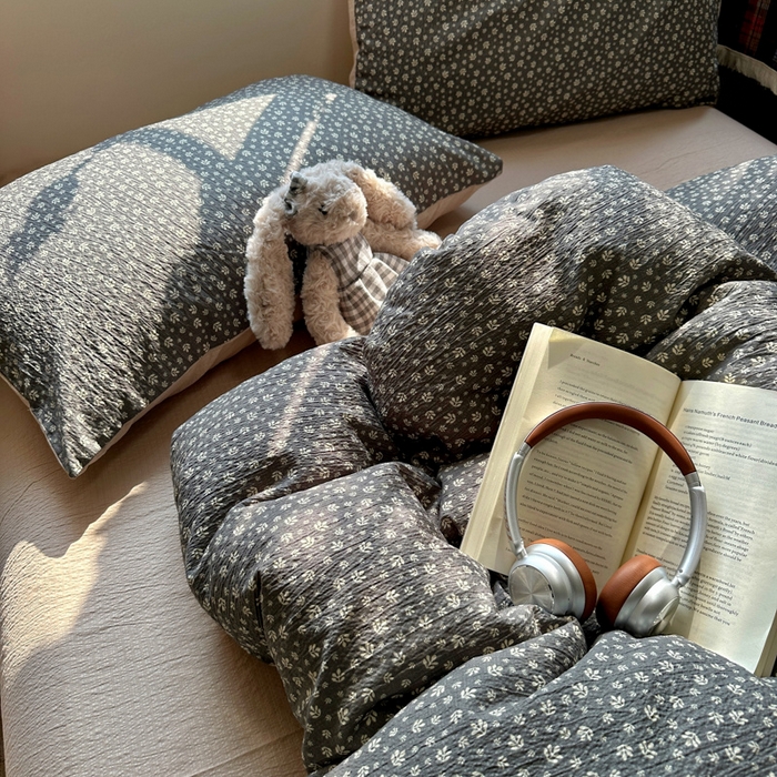 91家纺网 家纺一手货源 找家纺 阿曼达 2026新款日韩系复古印花小碎花软糯贴肤慵懒伴眠超治愈的床单床笠款四件套 小印-浅花.灰