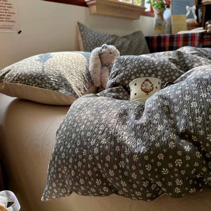 91家纺网 家纺一手货源 找家纺 阿曼达 2026新款日韩系复古印花小碎花软糯贴肤慵懒伴眠超治愈的床单床笠款四件套 小印-浅花.灰