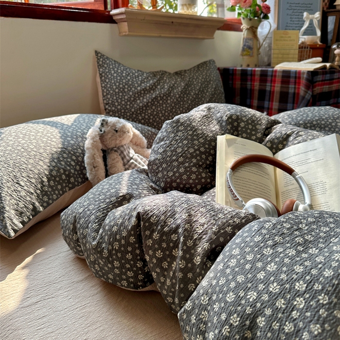 91家纺网 家纺一手货源 找家纺 阿曼达 2026新款日韩系复古印花小碎花软糯贴肤慵懒伴眠超治愈的床单床笠款四件套 小印-浅花.灰