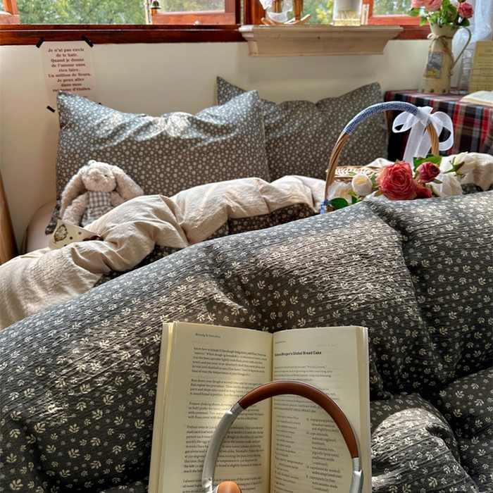 91家纺网 家纺一手货源 找家纺 阿曼达 2026新款日韩系复古印花小碎花软糯贴肤慵懒伴眠超治愈的床单床笠款四件套 小印-浅花.灰