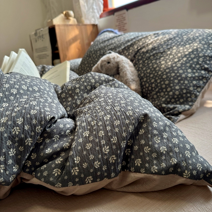 91家纺网 家纺一手货源 找家纺 阿曼达 2026新款日韩系复古印花小碎花软糯贴肤慵懒伴眠超治愈的床单床笠款四件套 小印-浅花.灰