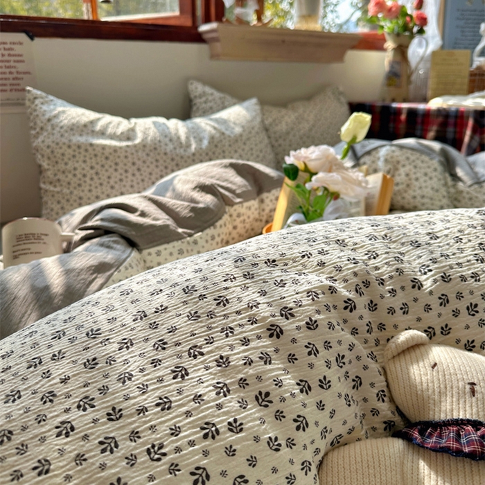 91家纺网 家纺一手货源 找家纺 阿曼达 2026新款日韩系复古印花小碎花软糯贴肤慵懒伴眠超治愈的床单床笠款四件套 小印-浅花.米灰