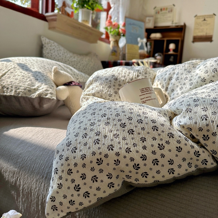 91家纺网 家纺一手货源 找家纺 阿曼达 2026新款日韩系复古印花小碎花软糯贴肤慵懒伴眠超治愈的床单床笠款四件套 小印-浅花.米灰