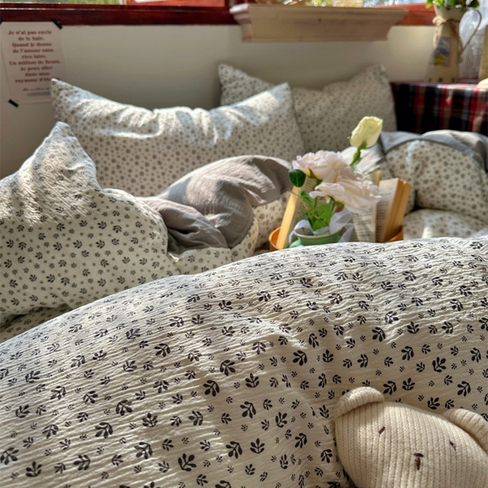 91家纺网 家纺一手货源 找家纺 阿曼达 2026新款日韩系复古印花小碎花软糯贴肤慵懒伴眠超治愈的床单床笠款四件套 小印-浅花.米灰