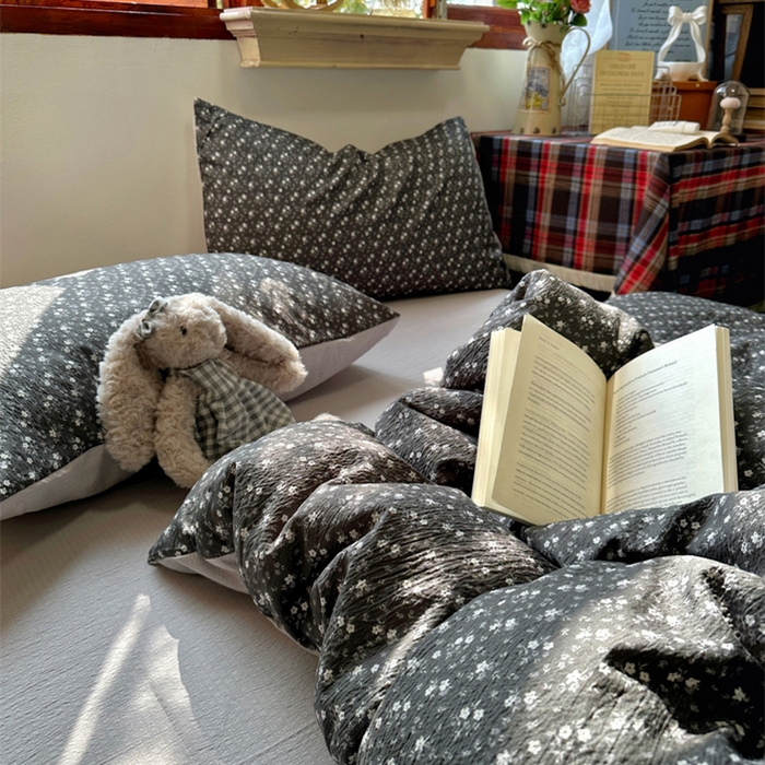 91家纺网 家纺一手货源 找家纺 阿曼达 2026新款日韩系复古印花小碎花软糯贴肤慵懒伴眠超治愈的床单床笠款四件套 小印-松月间.灰