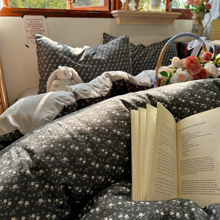 91家纺网 家纺一手货源 找家纺 阿曼达 2026新款日韩系复古印花小碎花软糯贴肤慵懒伴眠超治愈的床单床笠款四件套 小印-松月间.灰