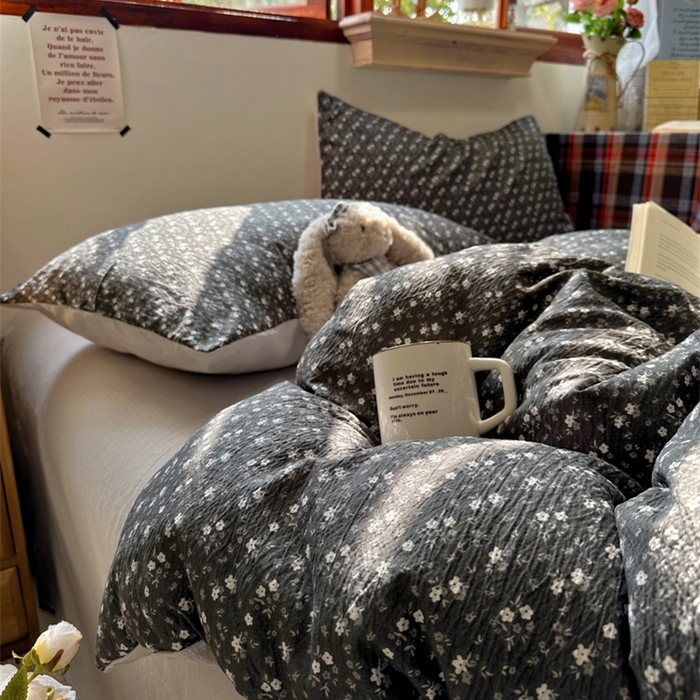 91家纺网 家纺一手货源 找家纺 阿曼达 2026新款日韩系复古印花小碎花软糯贴肤慵懒伴眠超治愈的床单床笠款四件套 小印-松月间.灰