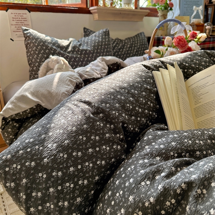 91家纺网 家纺一手货源 找家纺 阿曼达 2026新款日韩系复古印花小碎花软糯贴肤慵懒伴眠超治愈的床单床笠款四件套 小印-松月间.灰