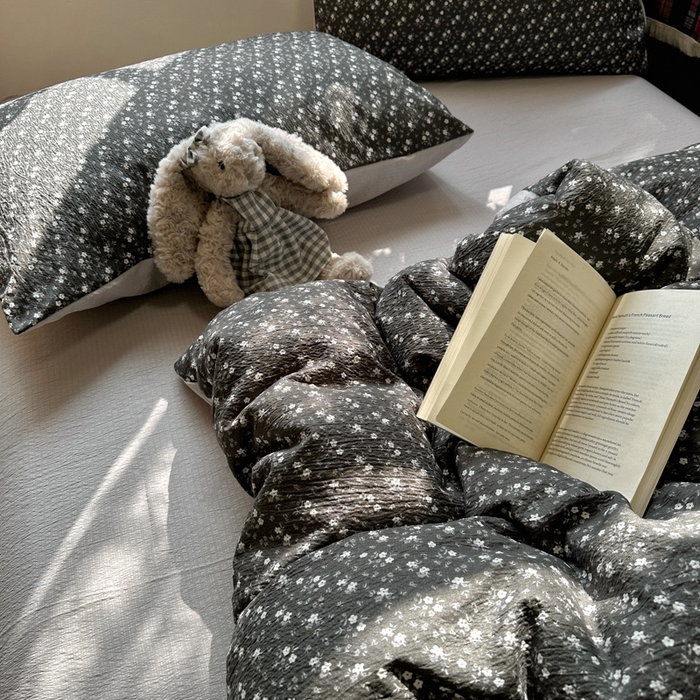 91家纺网 家纺一手货源 找家纺 阿曼达 2026新款日韩系复古印花小碎花软糯贴肤慵懒伴眠超治愈的床单床笠款四件套 小印-松月间.灰