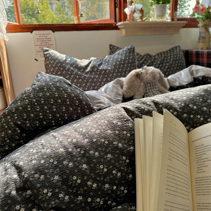 91家纺网 家纺一手货源 找家纺 阿曼达 2026新款日韩系复古印花小碎花软糯贴肤慵懒伴眠超治愈的床单床笠款四件套 小印-松月间.灰