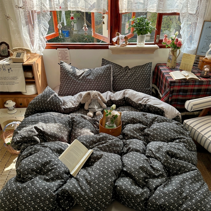 91家纺网 家纺一手货源 找家纺 阿曼达 2026新款日韩系复古印花小碎花软糯贴肤慵懒伴眠超治愈的床单床笠款四件套 小印-松月间.灰