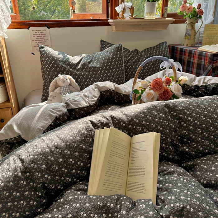 91家纺网 家纺一手货源 找家纺 阿曼达 2026新款日韩系复古印花小碎花软糯贴肤慵懒伴眠超治愈的床单床笠款四件套 小印-松月间.灰