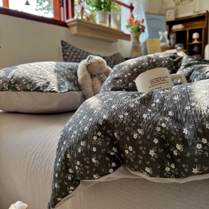 91家纺网 家纺一手货源 找家纺 阿曼达 2026新款日韩系复古印花小碎花软糯贴肤慵懒伴眠超治愈的床单床笠款四件套 小印-松月间.灰